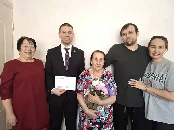 Челнинского ветерана Зинаиду Фомину поздравил глава администрации Комсомольского района Ленар Ахметзянов