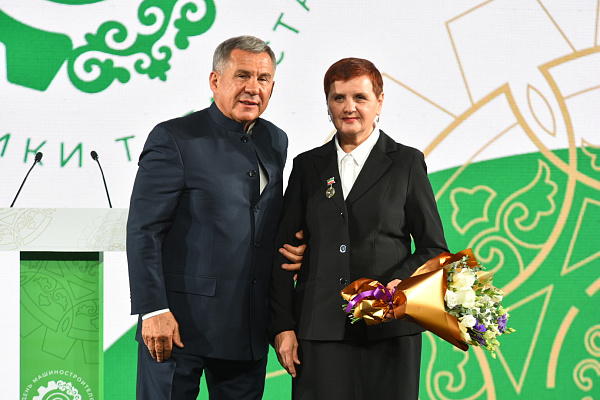 Рөстәм Миңнеханов машина төзелеше тармагы вәкилләрен һөнәри бәйрәмнәре белән котлады