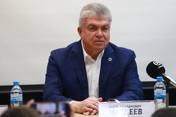 Наил Мәһдиев «КАМАЗ» ФК командасы белән очрашты