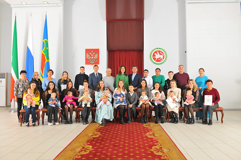 Челнинским семьям вручили сертификаты на материнский капитал