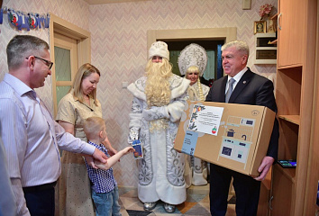Наиль Магдеев вручил подарки ребенку с инвалидностью