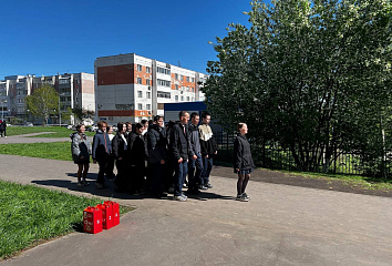 Школьники промаршировали под окнами ветеранов Великой Отечественной войны
