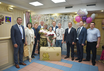 Наил Мәһдиев Чаллының хәрби хезмәткәрен кызы тууы белән котлады