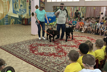 В детский сад для детей с нарушениями зрения пришли собаки-поводыри