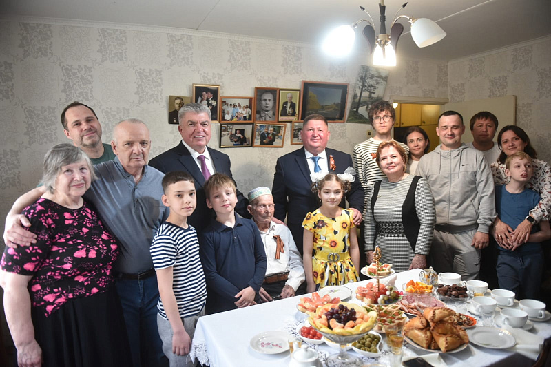 Наиль Магдеев поздравляет 100-летнего ветерана Великой Отечественной войны