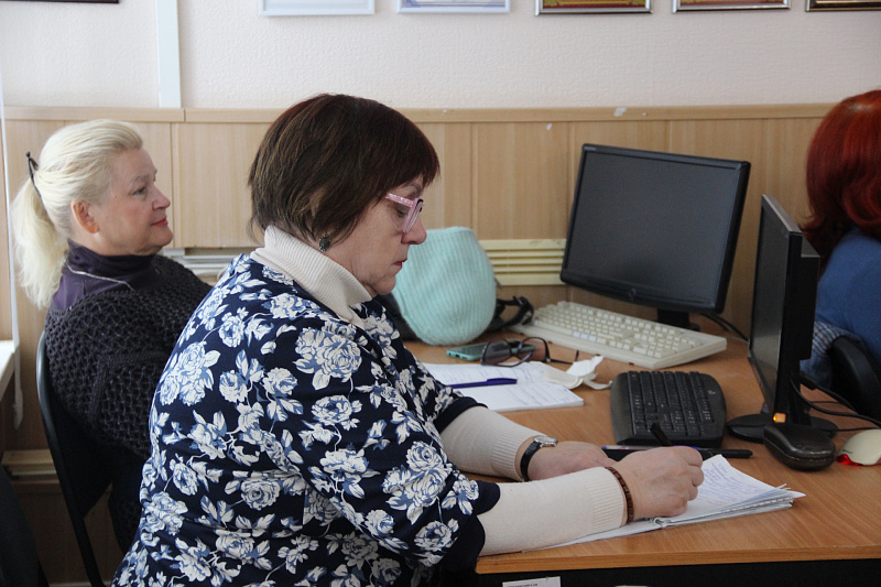 Челнинцы старшего поколения осваивают планшет