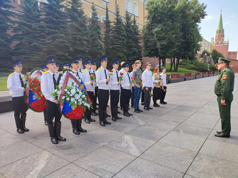 Челнинские кадеты возложили цветы к памятнику Неизвестному солдату