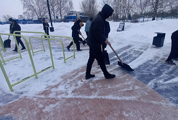 Зимние прогулки стали безопаснее: учащиеся благоустраивают общественные пространства