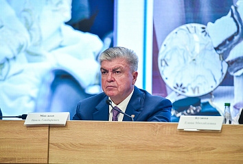 Наиль Магдеев вручил награды лучшим работникам сферы образования