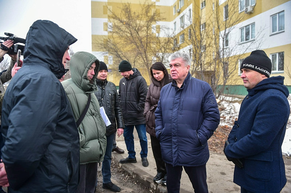 Наил Мәһдиев Комсомол районының ишегалдында төзекләндерү барышын бәяләде