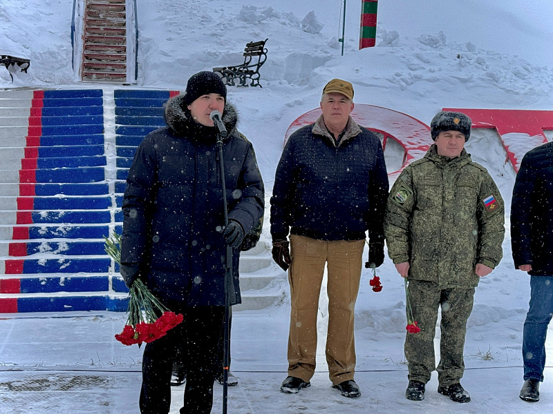 Батырларга мәңгелек дан: кадетлар һәм ветераннар һәйкәлгә чәчәкләр салды