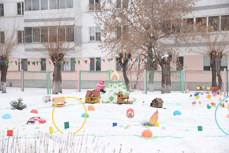 В Челнах появился снежный городок «Эколят»