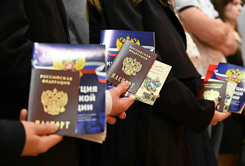 Впервые церемония вручения паспортов прошла в спортивном центре команды "КАМАЗ-мастер"