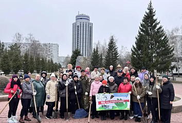 Сотрудники администрации района и ТОСы вышли на субботник на бульваре Энтузиастов