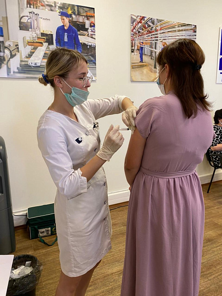 Свыше 500 тысяч татарстанцев прошли вакцинацию от COVID-19: полумиллионным пациентом стала челнинка