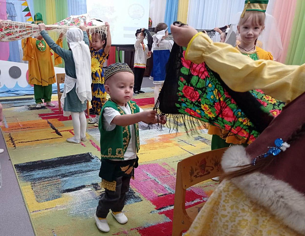 Тәрбиячеләр һәм ата-аналар «Идел буе мозаикасы» проектын оештырдылар