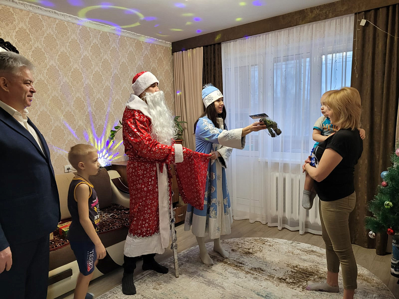 48/20 йортының зыян күргән подъездларыннан 28 бала мэр чыршысына чакырылган