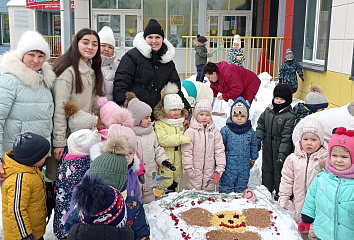 Дети и их родители участвуют в фестивале «Снежный холст»