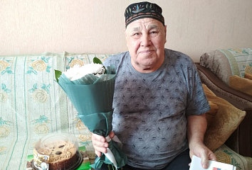 Ветеран Великой Отечественной войны принимает поздравления с 90-летием