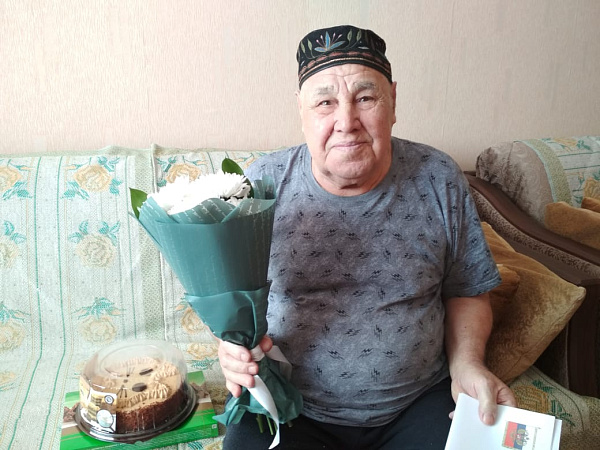 Ветеран Великой Отечественной войны принимает поздравления с 90-летием