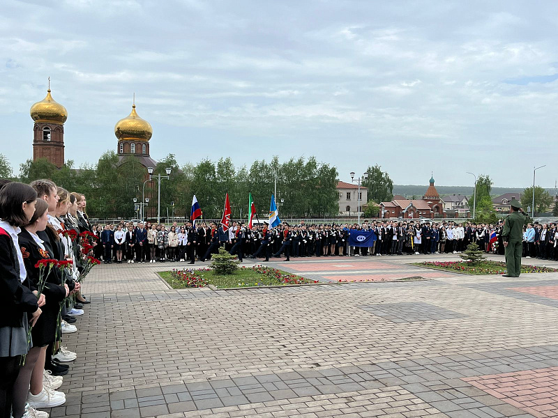 Жители Автозаводского района возложили цветы к Обелиску Славы