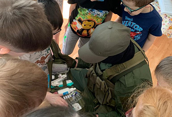 Военнослужащий встретился с дошколятами