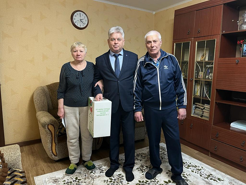 Чаллыда махсус хәрби хезмәткәрләрнең гаиләләренә бүләкләр тапшыралар