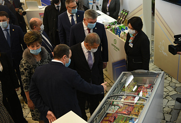 Рустам Минниханов ознакомился с продукцией челнинских предприятий и компаний