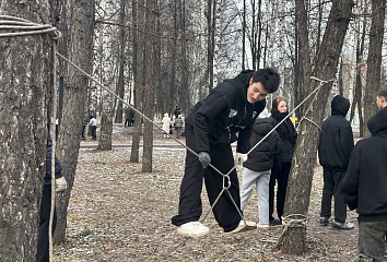 Праздник памяти, спорта, мужества: школьники покоряли полосу препятствий