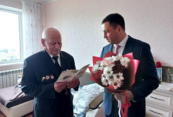 В Комсомольском районе поздравили ветерана