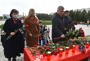 Наиль Магдеев возложил цветы к временному мемориалу в память о погибших в Перми