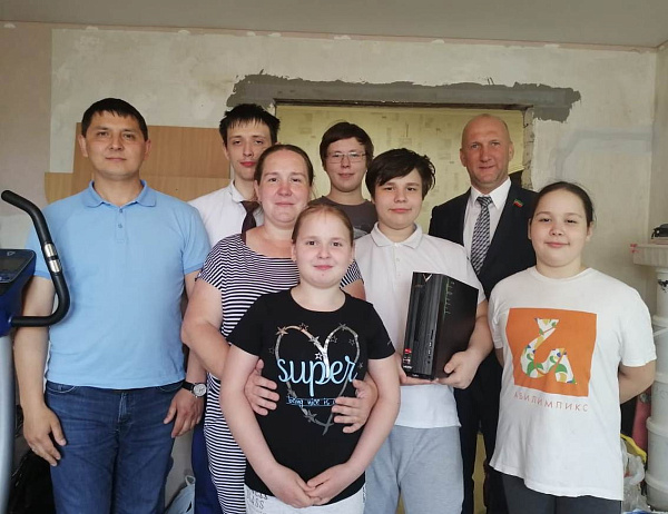 ТР Дәүләт Советы депутаты Николай Атласов Чаллының күп балалы гаиләсендә кунакта булды