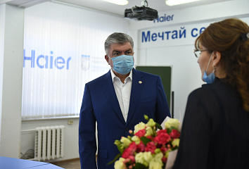 Наиль Магдеев поздравил челнинских выпускников