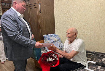 Глава Автозаводского района Айрат Хуснуллин навестил ветерана-юбиляра