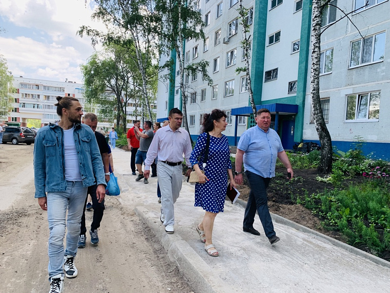 Дороги шире, парковочных мест больше: продолжается благоустройство 25-го комплекса