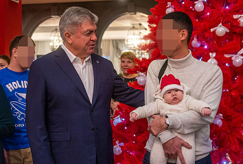 Наиль Магдеев поздравил детей военнослужащих на "Елке мэра"