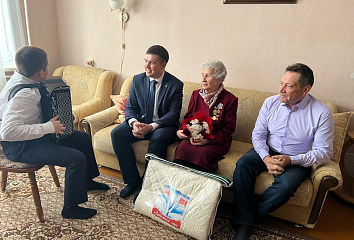Naberezhnye Chelny residents congratulate siege survivors on the day of liberation from the fascists