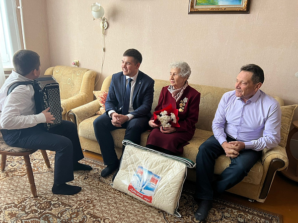 Naberezhnye Chelny residents congratulate siege survivors on the day of liberation from the fascists