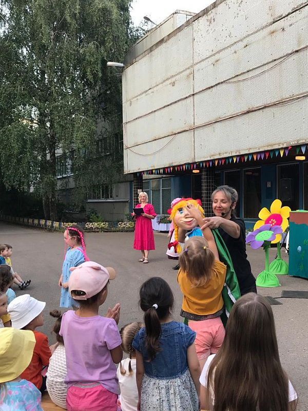 В Центральном районе продолжаются уличные показы мультфильмов