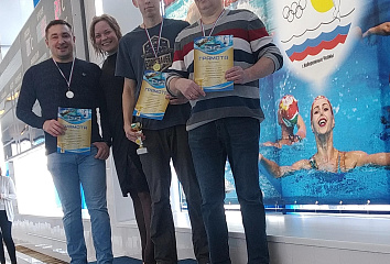 Сәламәтлек саклау хезмәткәрләре йөзүдә көч сынашты