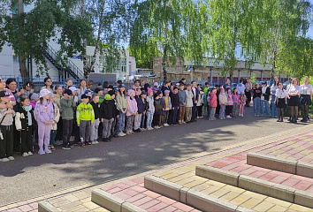 Молодые медики работают в пришкольном лагере Челнов