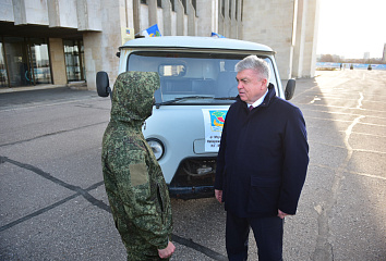 В Набережных Челнах передали автомобиль военнослужащим