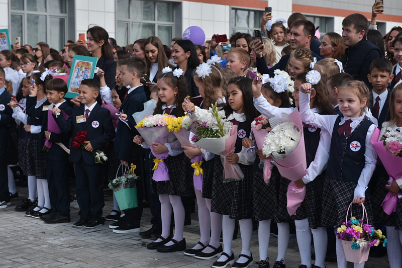 Торжественная линейка прошла в новой школе - Центре образования №16