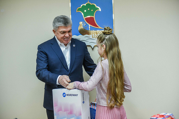 Наиль Магдеев и Фарид Салахов вручают подарки с «Елки желаний»