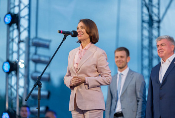 Әлфия Когогина эшләүче яшьләр лидерларына исемле стипендияләр тапшырды