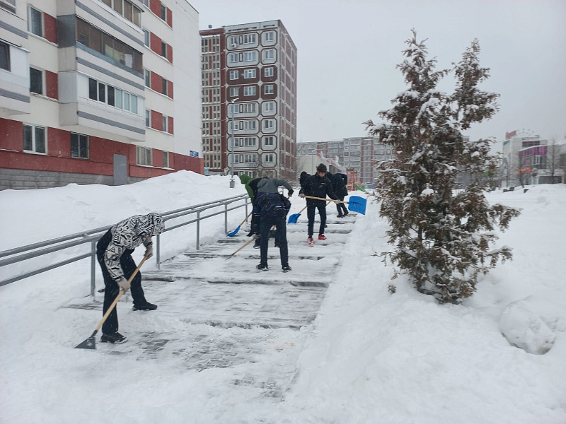 Чаллы укучылары Боровецкий һәм Кереселидзе бульварларында кар чистартты