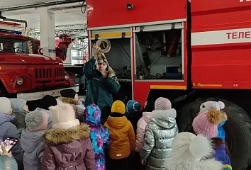 В гостях у спасателей: пожарные пригласили дошкольников на экскурсию