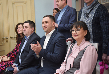 Фарид Салахов вручил сто тысяч рублей молодой маме