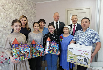 Новый год приближается, время дарить подарки