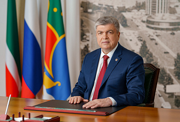Владимир Путин Чаллы хакимен бүләкләде